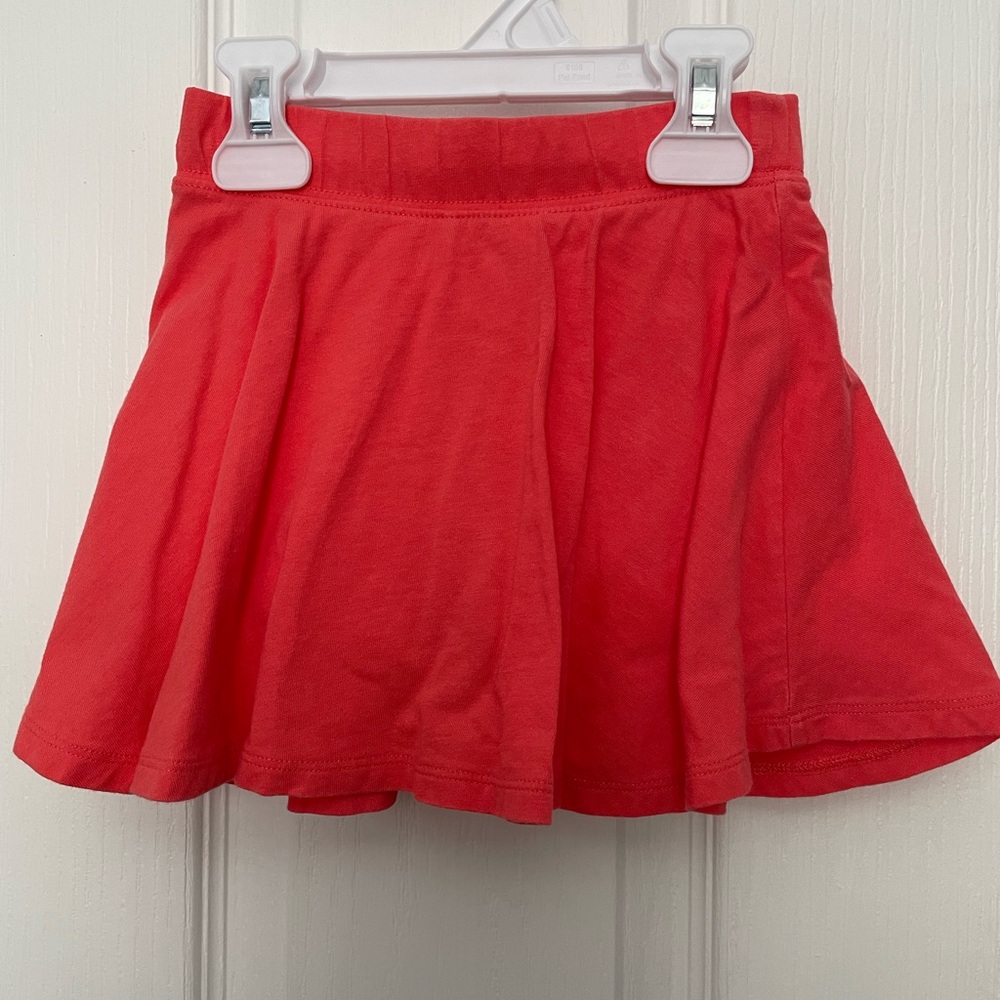 5 for $10🟢 GAP Vibrant Skater Skort. Coral in color.